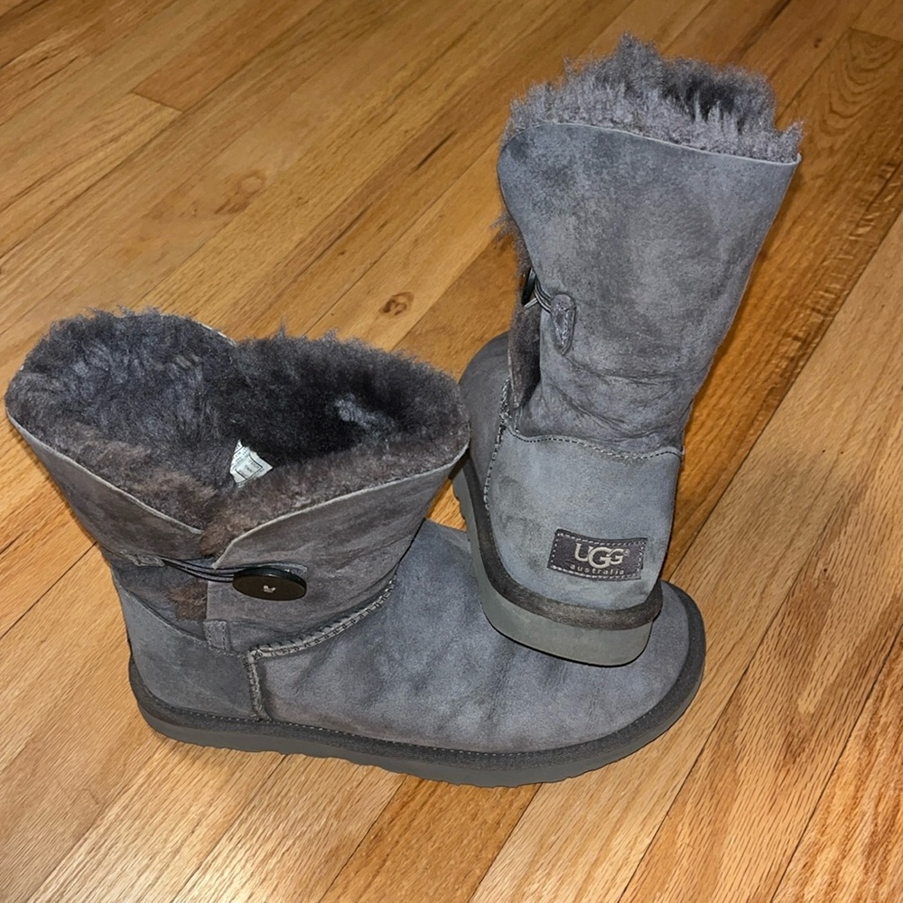 Women’s Size 9 UGGs